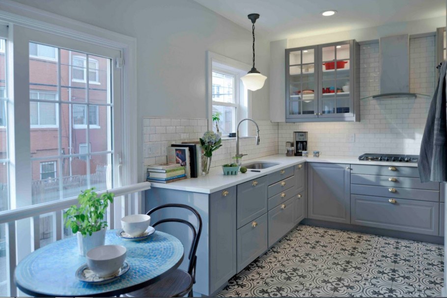 Маленькая кухня в серо голубых тонах