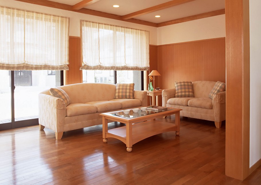 Персиковые стены в гостиной