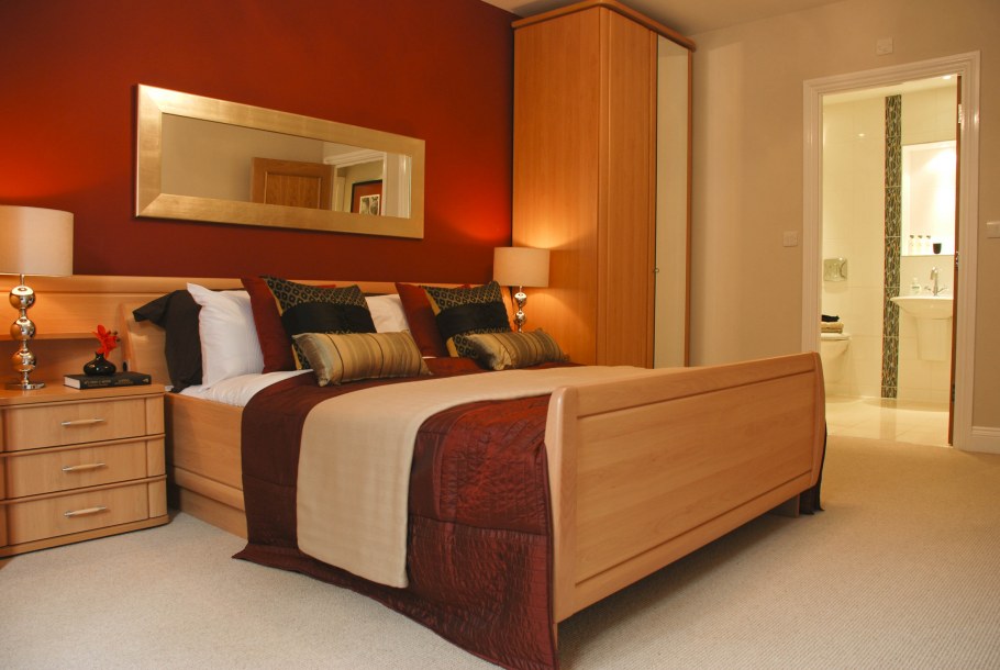 Интерьер спальни с рыжей мебелью