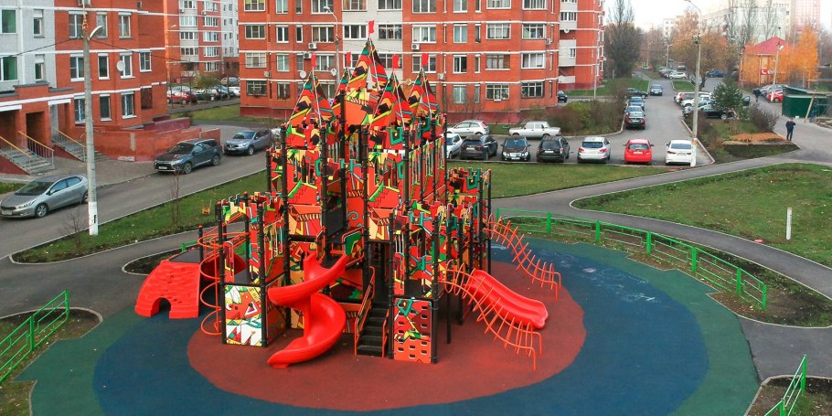 Новая детская площадка рядом с Симферопольским шоссе Щербинка