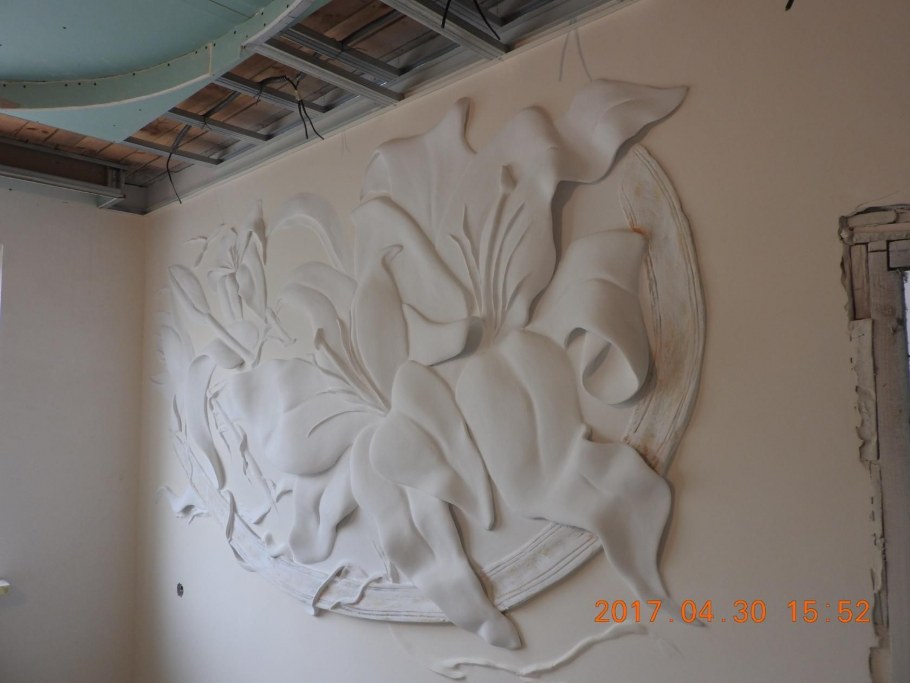 Барельеф Глициния на стене