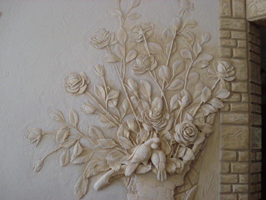 Скульптурная живопись на стене