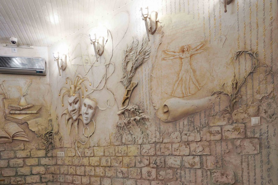 Трафареты для декора стен барельеф