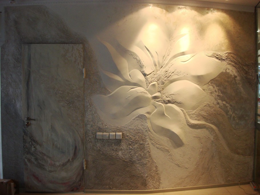 Барельефные розы на стене