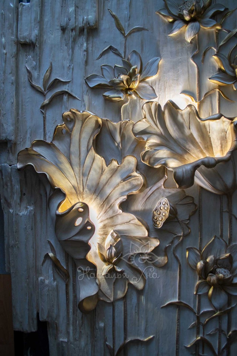 Барельеф лилии