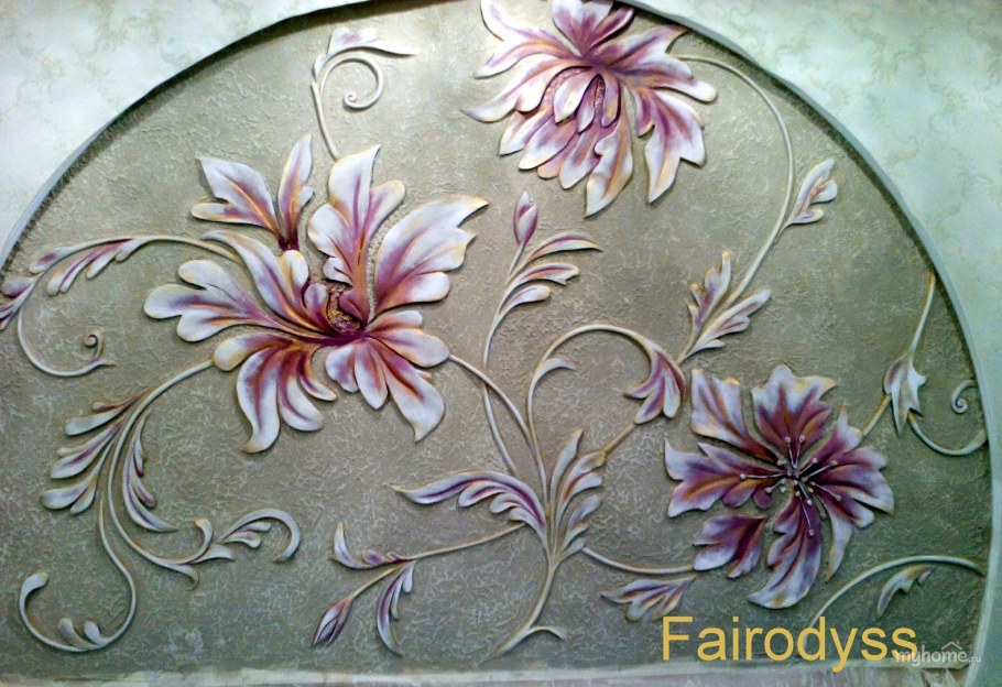 Барельеф в рамке на стене