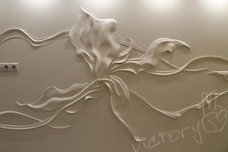 Цветочный барельеф на стене