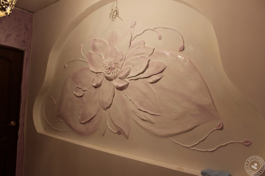 Объемная штукатурка на стене