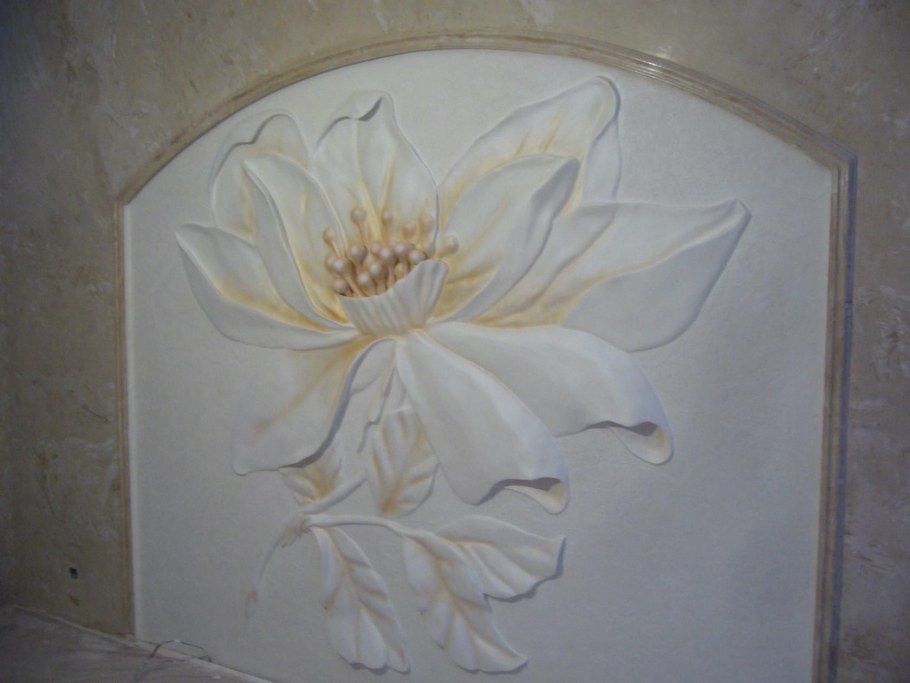 Барельеф над телевизором