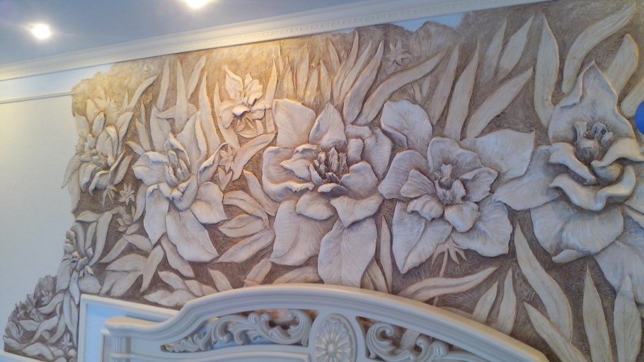 Объемная лепка на стене