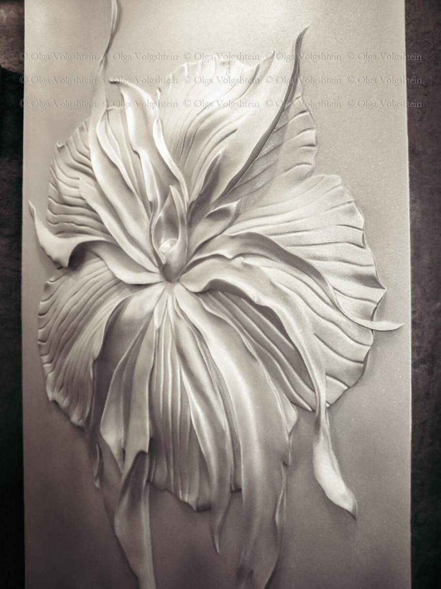 Барельеф цветы в спальне