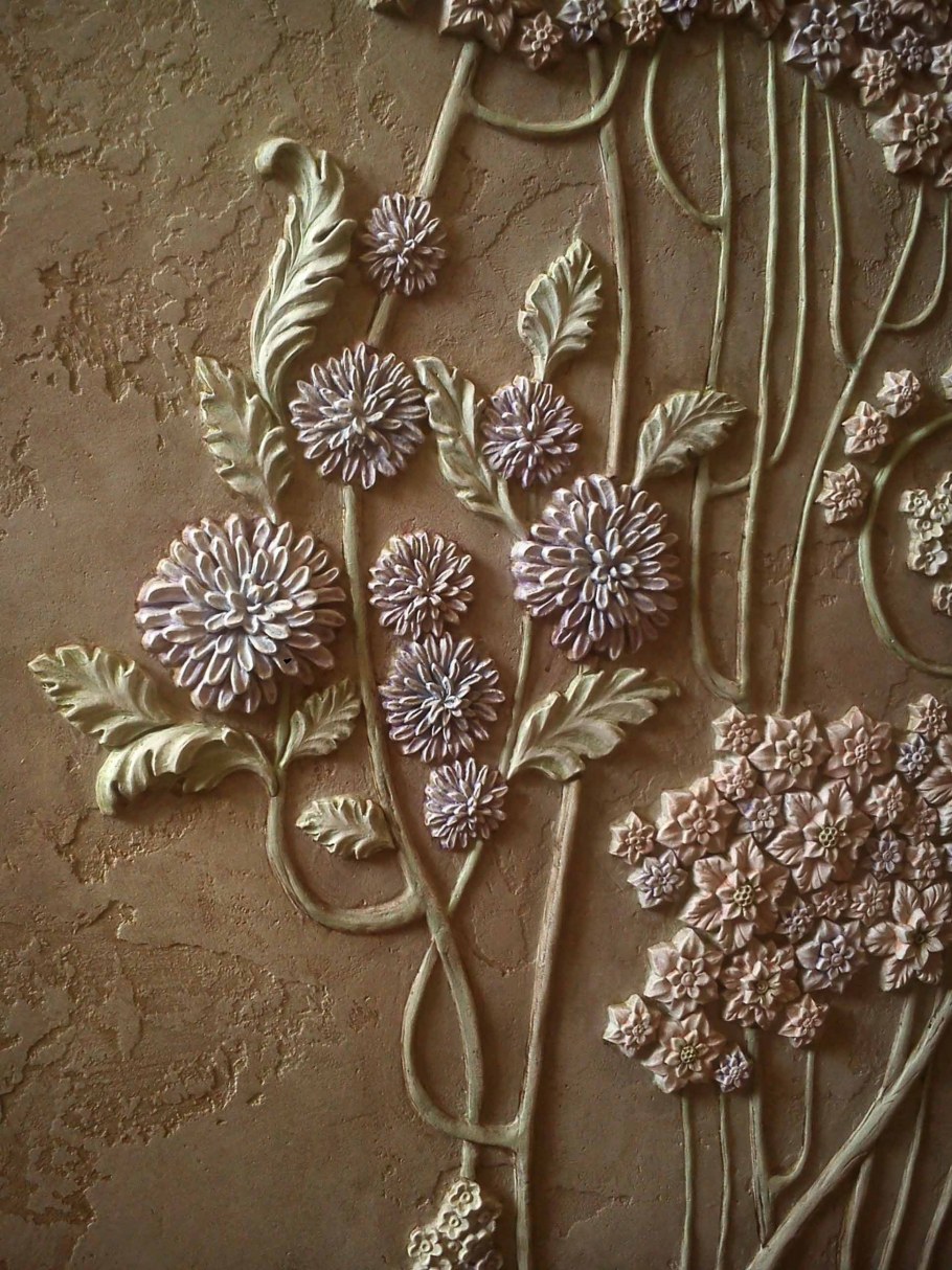 Барельеф на стене в гостиной фото