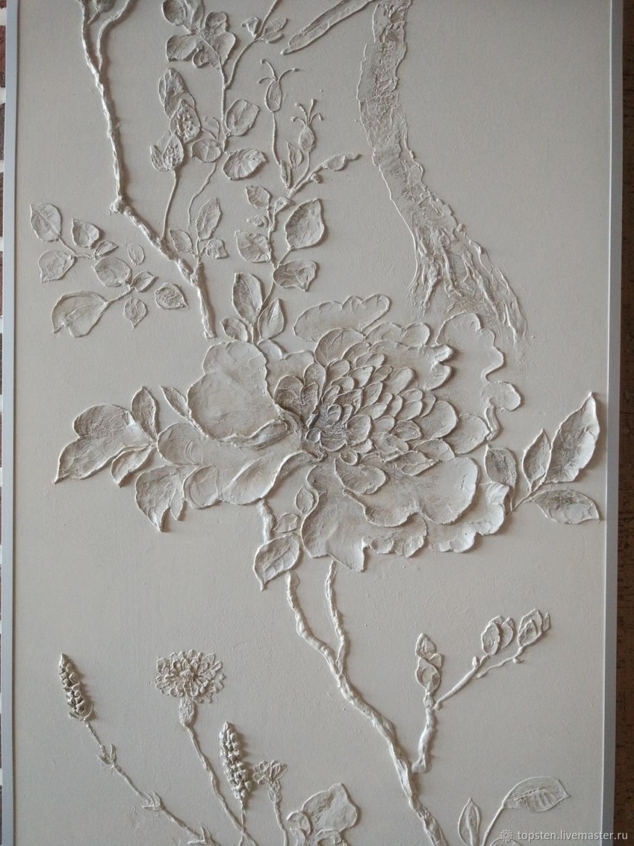 Барельеф над кухонным столом