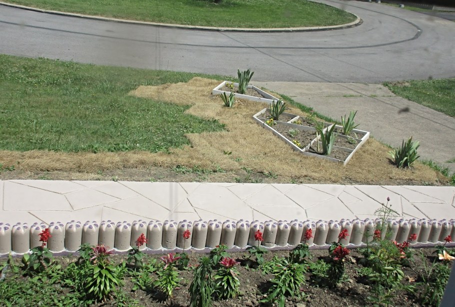 Забор из пластиковых ящиков