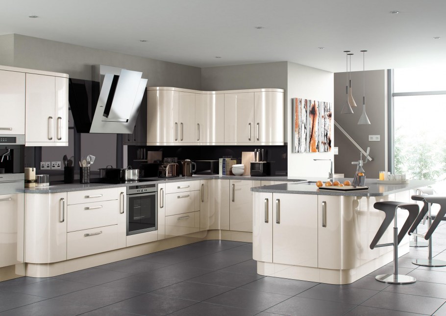 Кухонный гарнитур кремового цвета