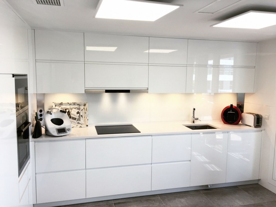 Прямолинейная кухня белая в интерьере