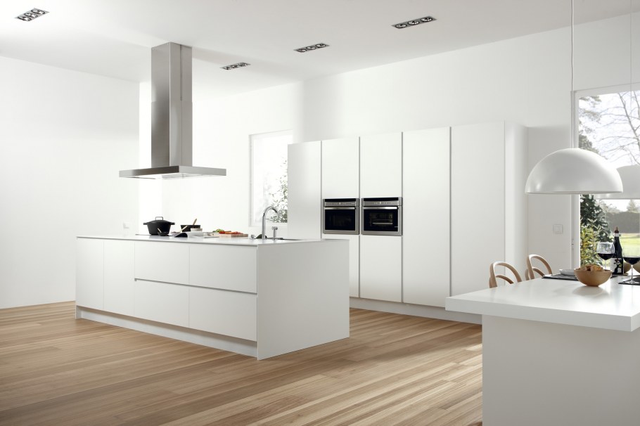 Белая лаковая кухня в интерьере