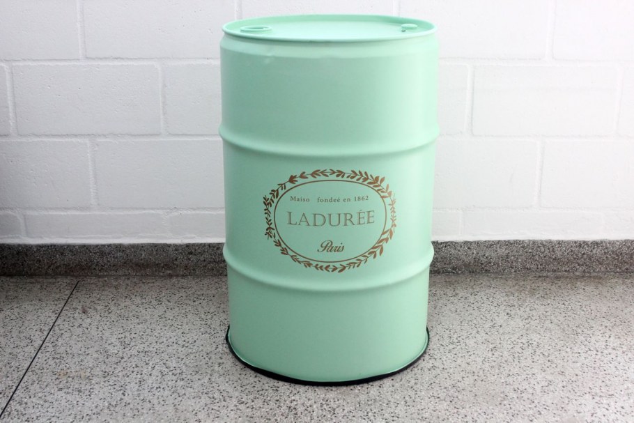 Надписи на бочках интерьер