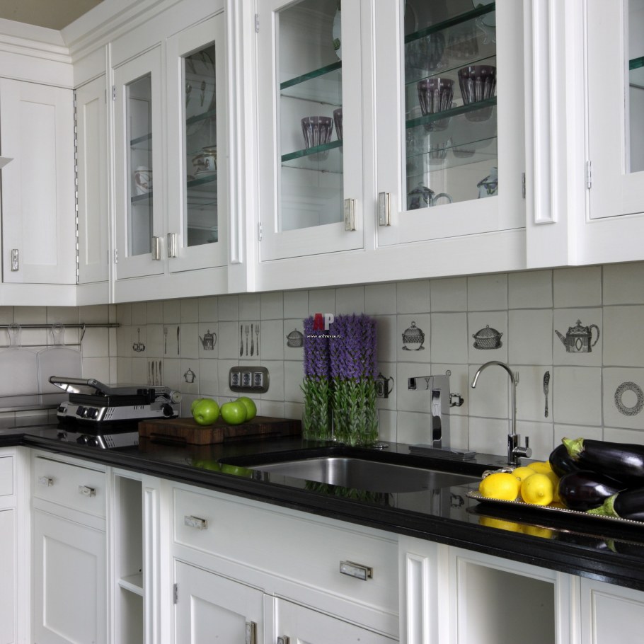 Кухня Неоклассика с черными ручками