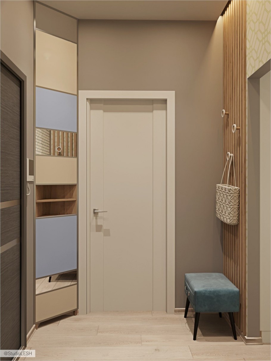 Двери в маленькой прихожей