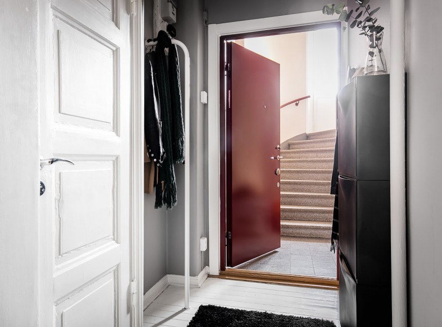 Прихожая дверь