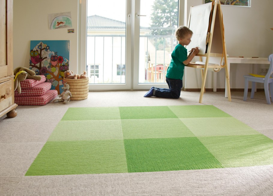 Полы в зале ламинат