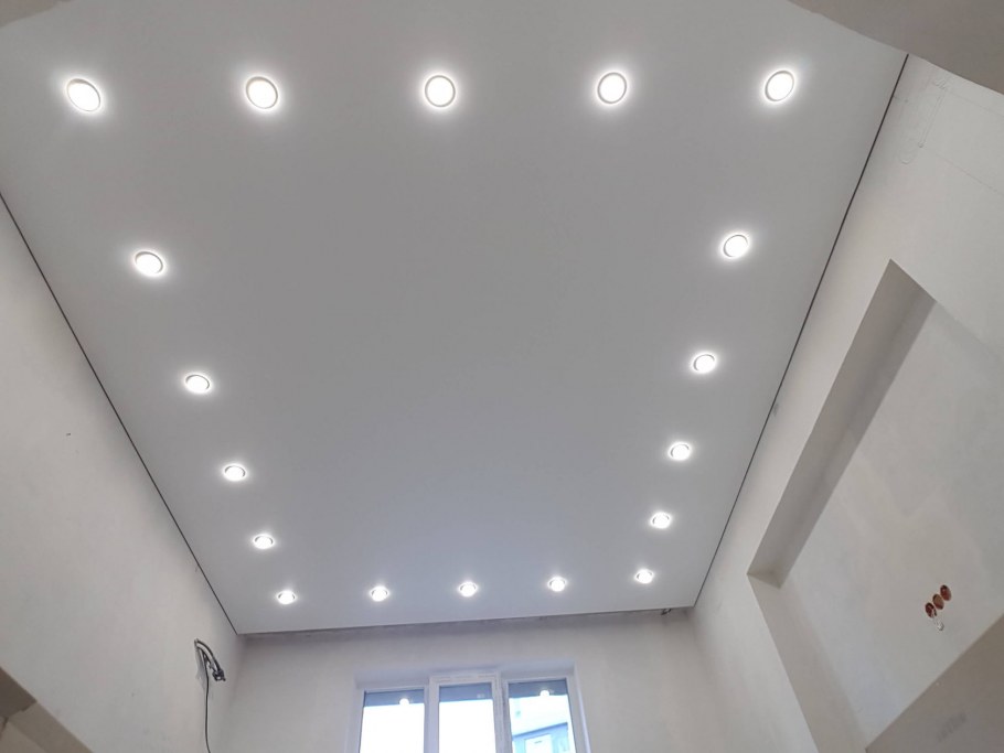 Расположение светильников на натяжном потолке
