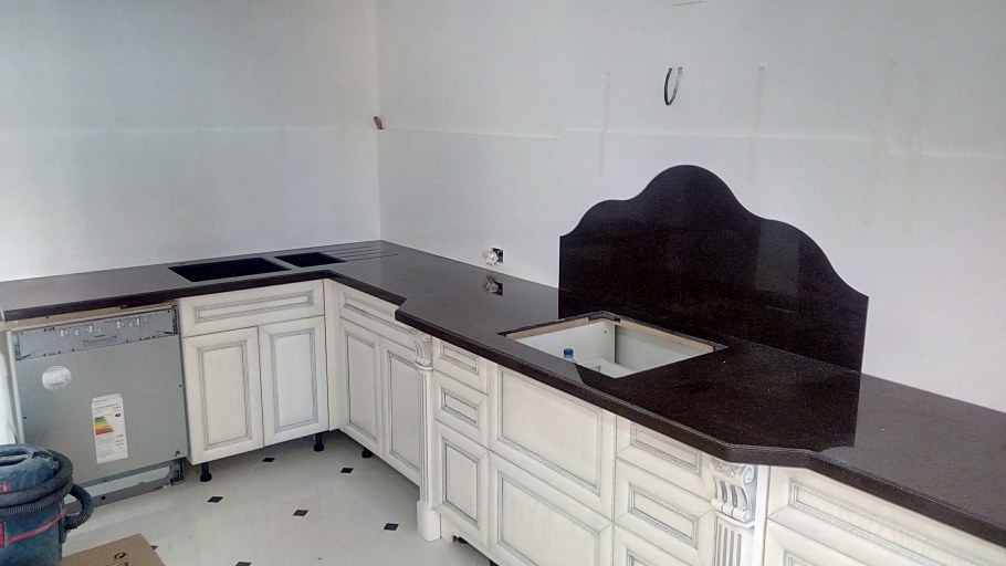 Белая кухня с столешницей Кастилло темный