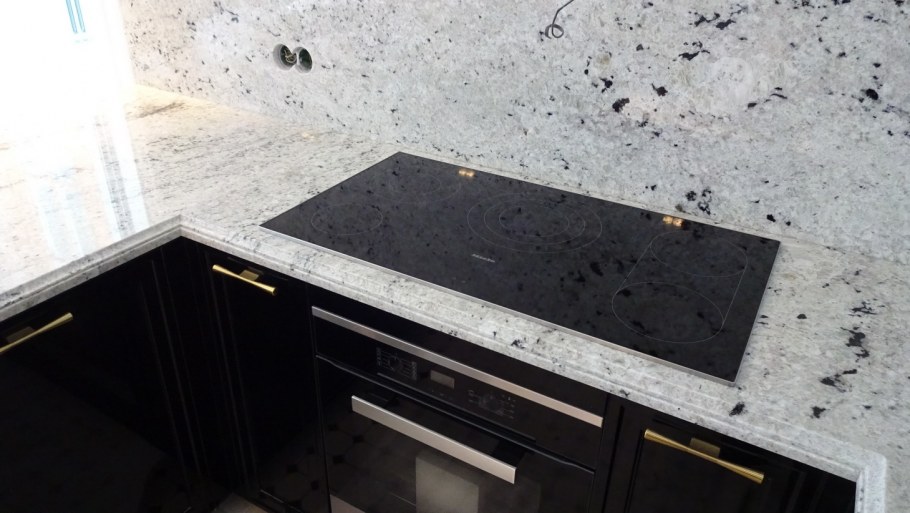 Кухня лофт с каменной столешницей