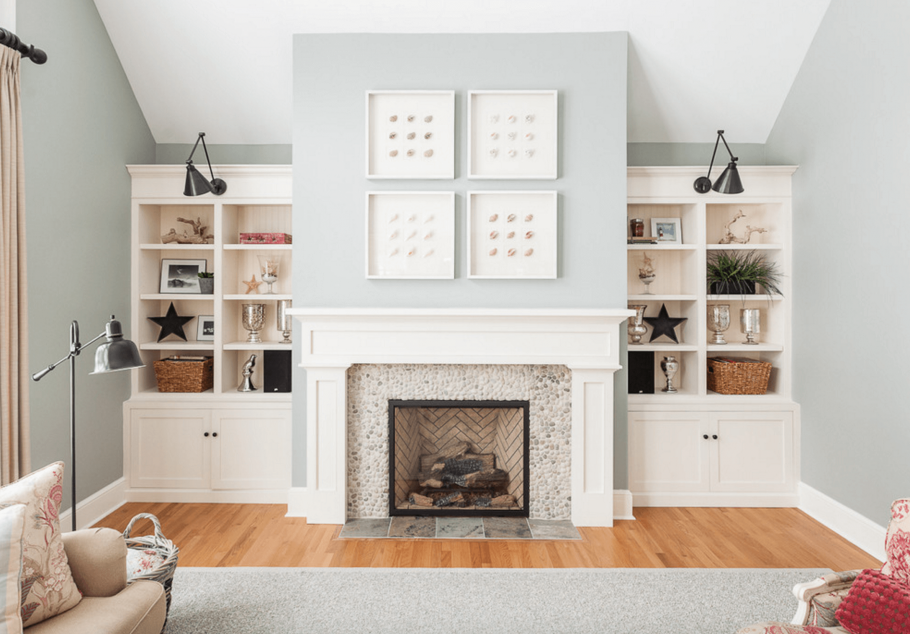 Стеллаж с камином в гостиной