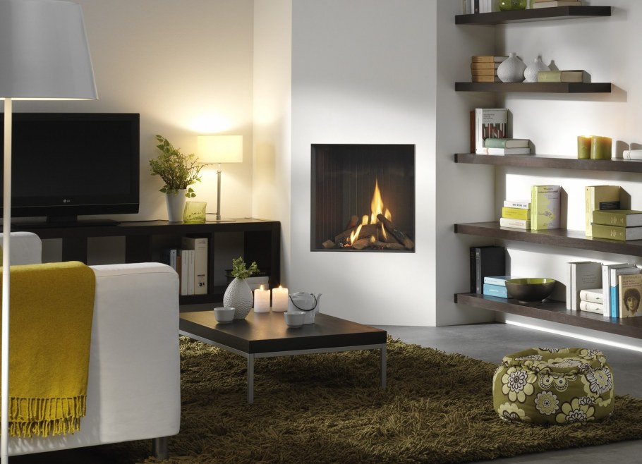 Полки в интерьере гостиной