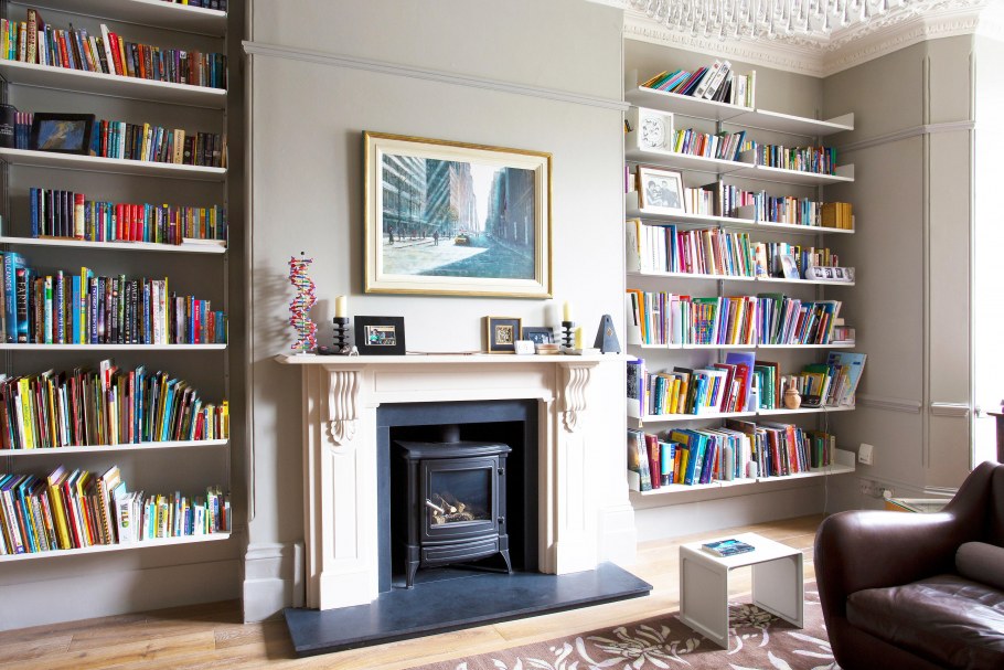 Камин и книжные полки в интерьере