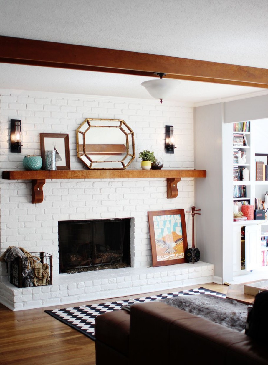 Гостиная с кирпичным камином