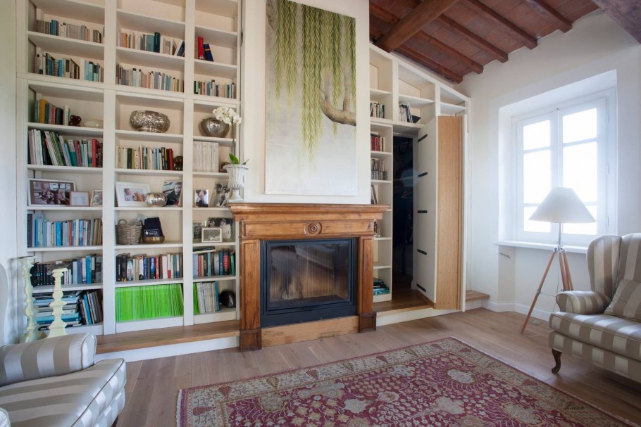 Библиотека с камином в интерьере