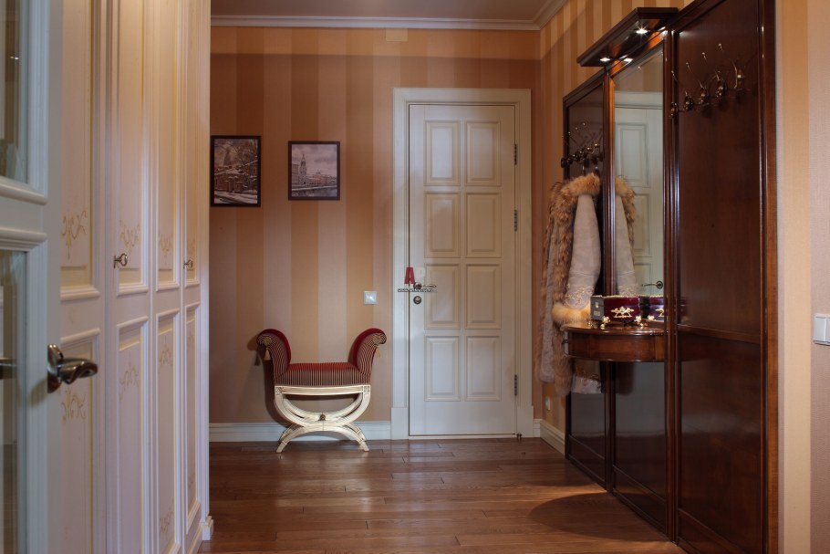 Полосатые обои в прихожей