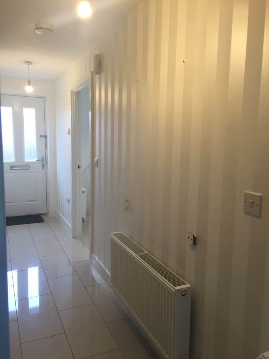 Полосатые обои в коридоре