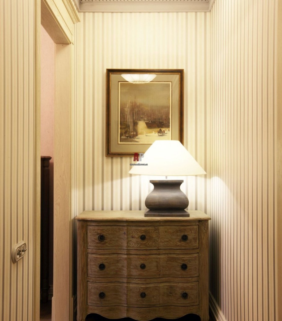 Полосатые обои в прихожей