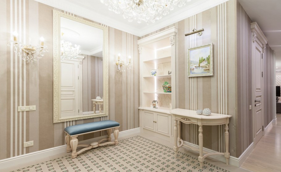 Прихожая в классическом стиле в светлых тонах