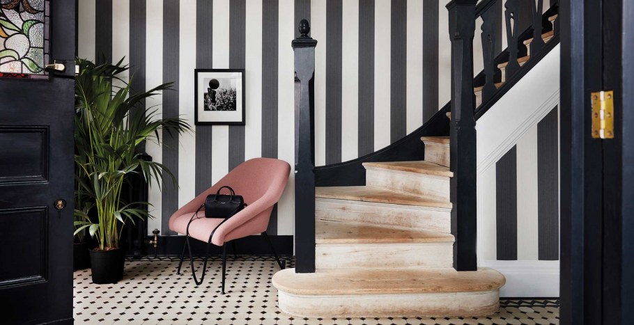 Стена с лестницей в полоску