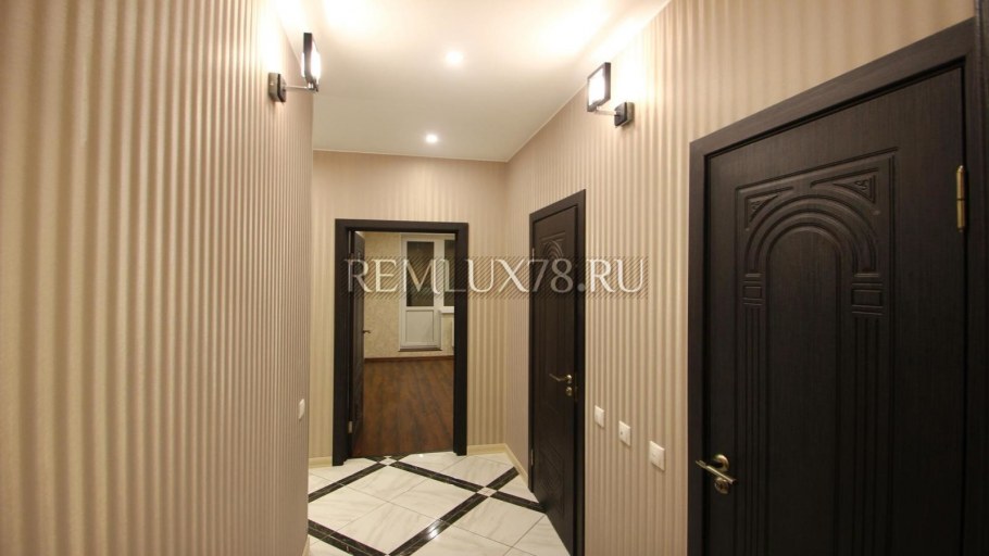 Светлые обои в полоску в прихожей