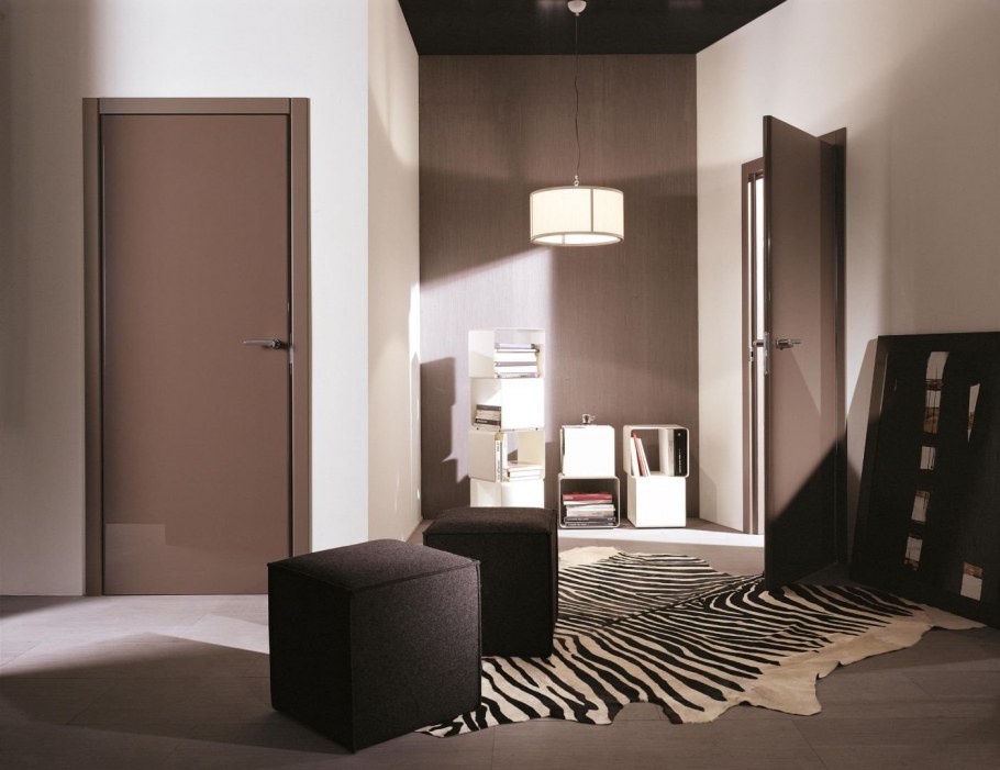 Однотонные двери в интерьере