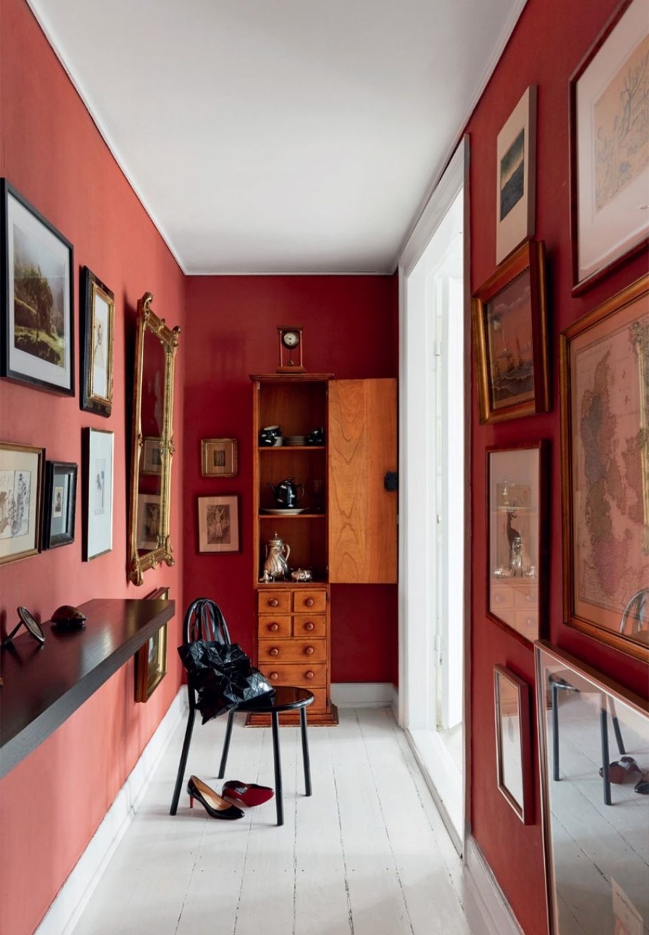 Прихожая в темных тонах