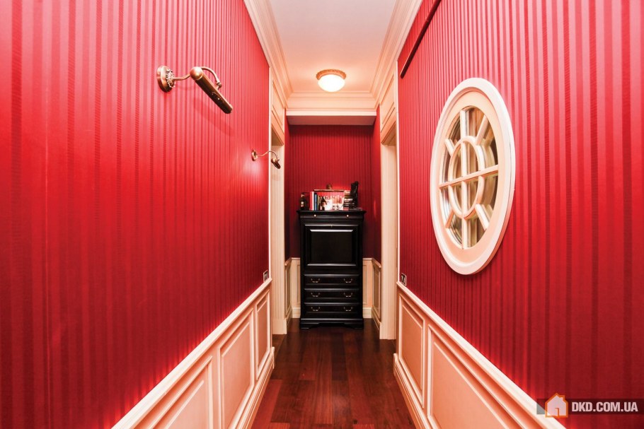 Прихожая в красных тонах