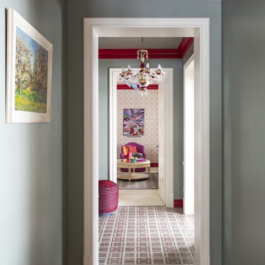 Красный плинтус в интерьере