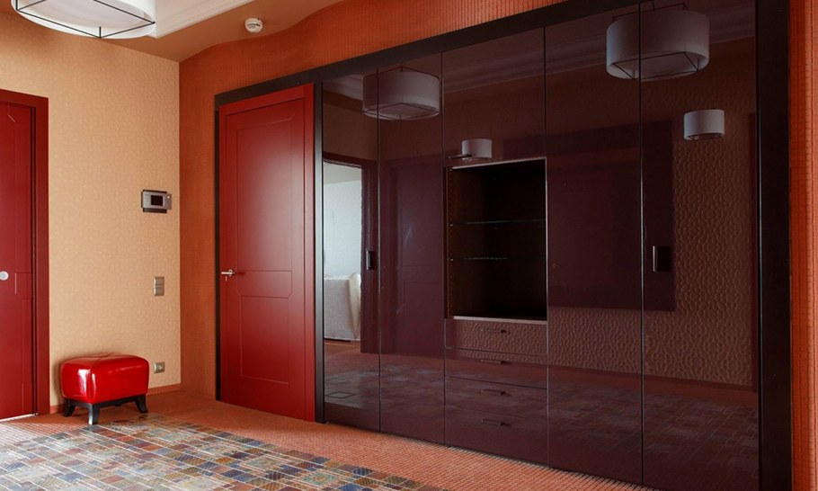 Терракотовый шкаф в прихожей