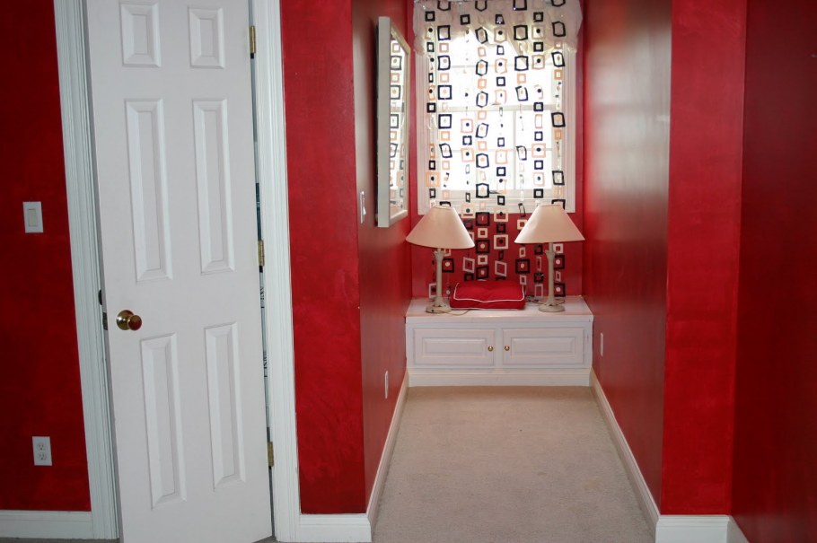 Прихожая в красных тонах