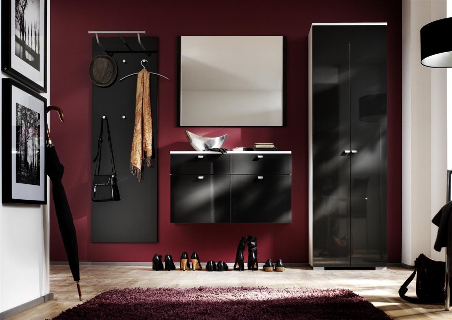 Черная мебель в коридоре