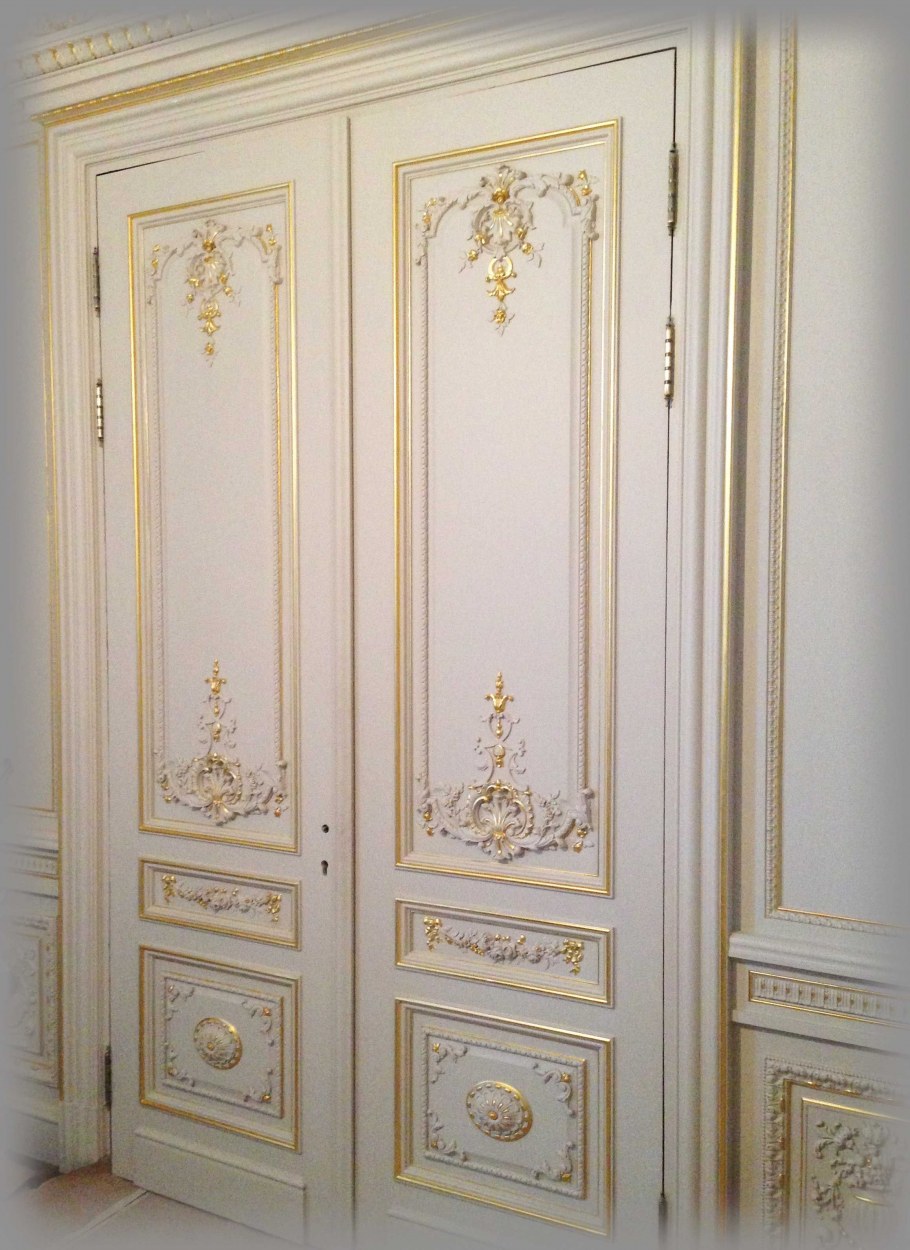 Двери с лепниной