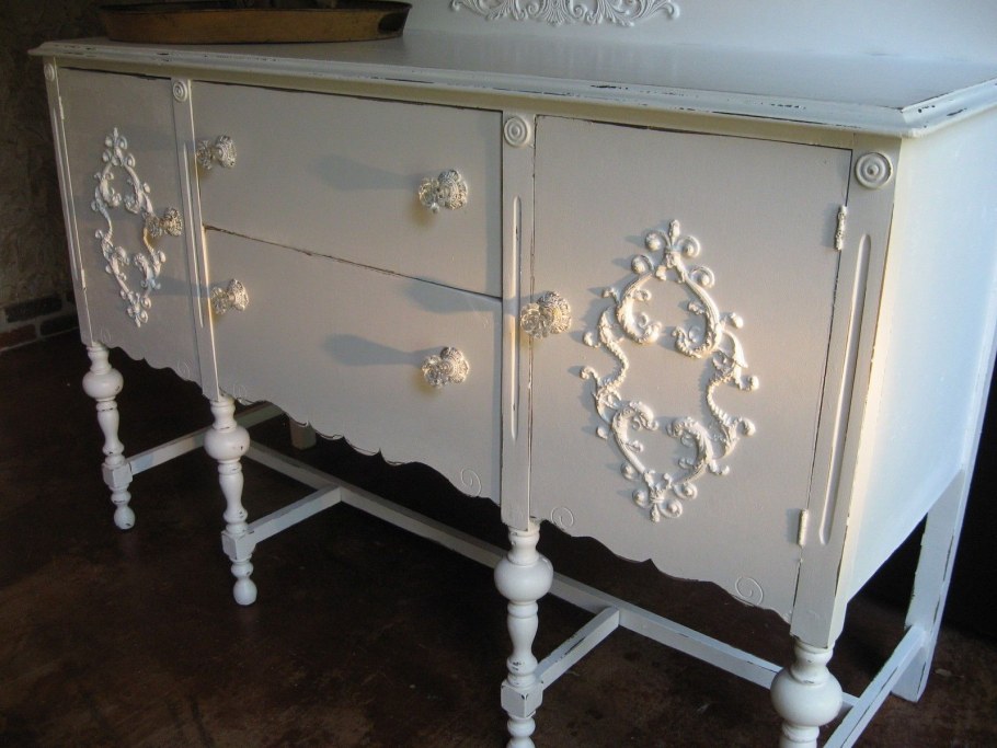 Декор мебели молдингом