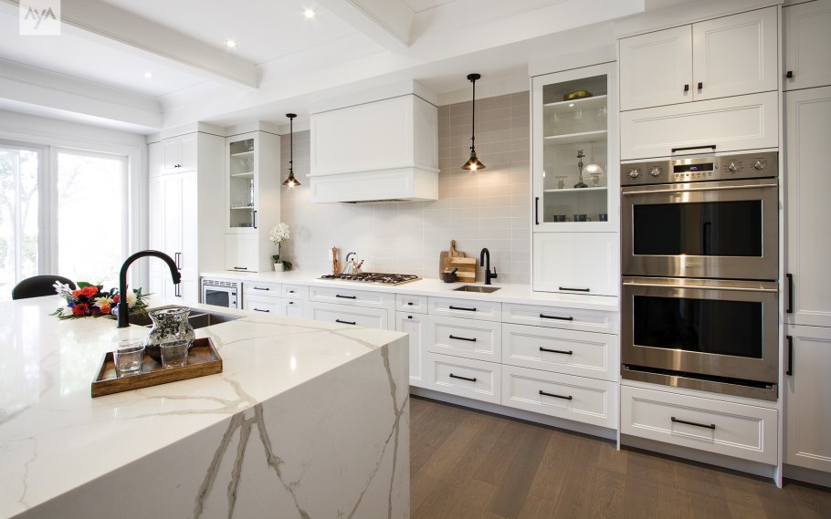 Бюджетная кухня в большом помещении